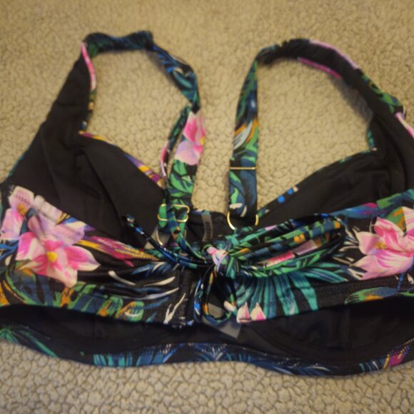 Essential Full-Coverage Bikini Top 38DD - Picture 2 of 3